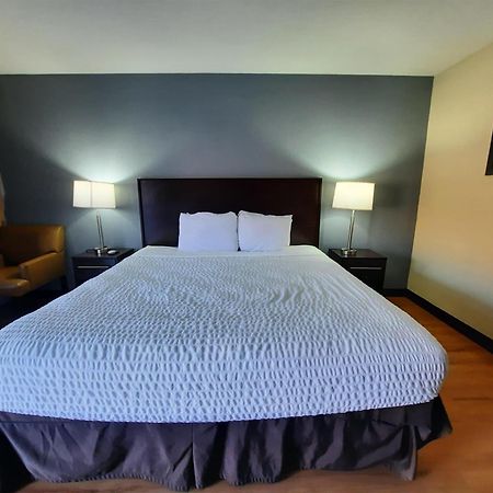 Americas Best Value Inn Moline Exterior photo
