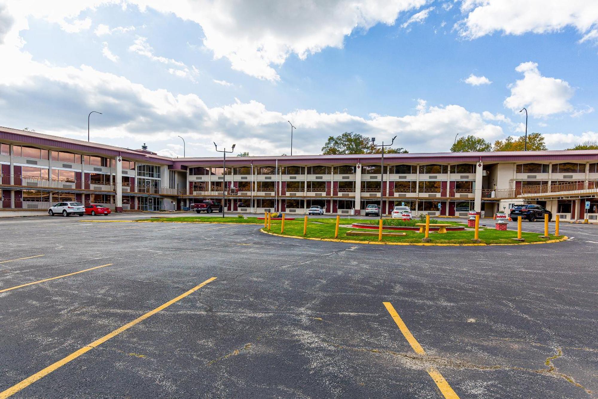 Americas Best Value Inn Moline Exterior photo