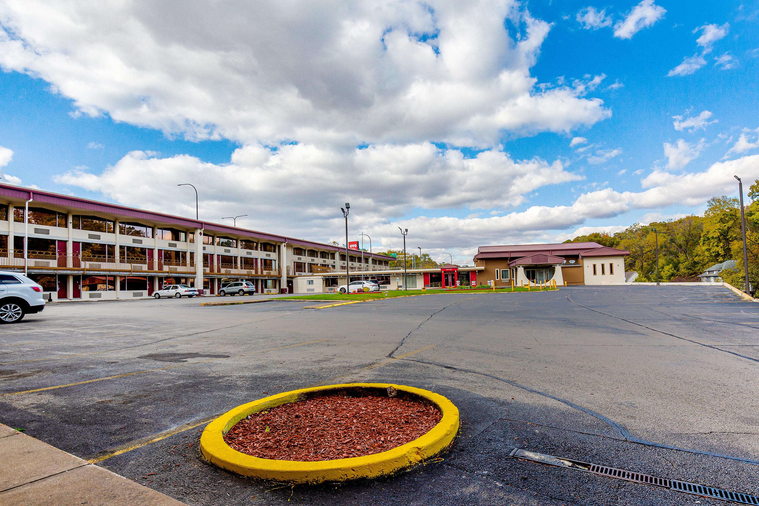 Americas Best Value Inn Moline Exterior photo