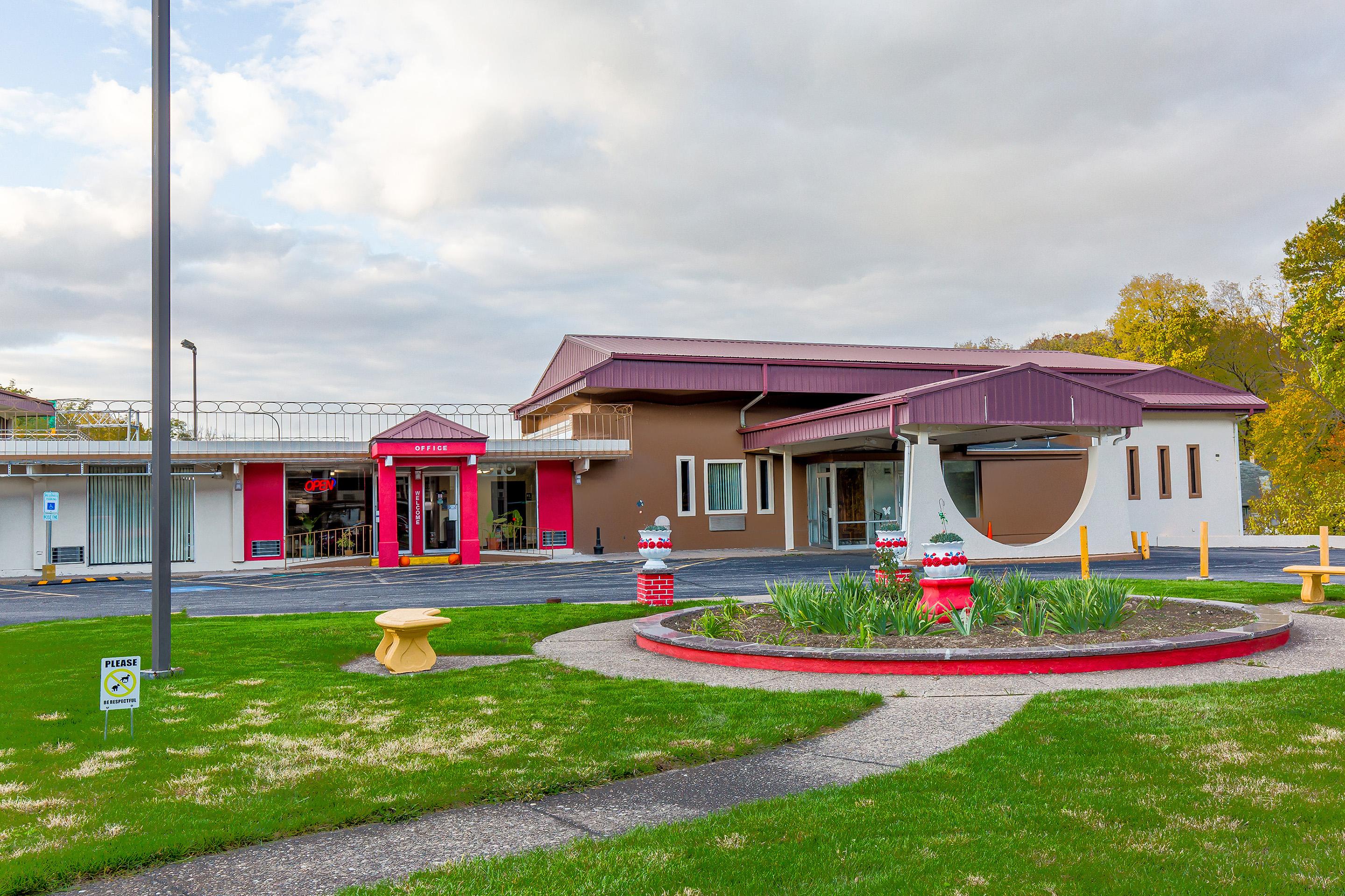 Americas Best Value Inn Moline Exterior photo