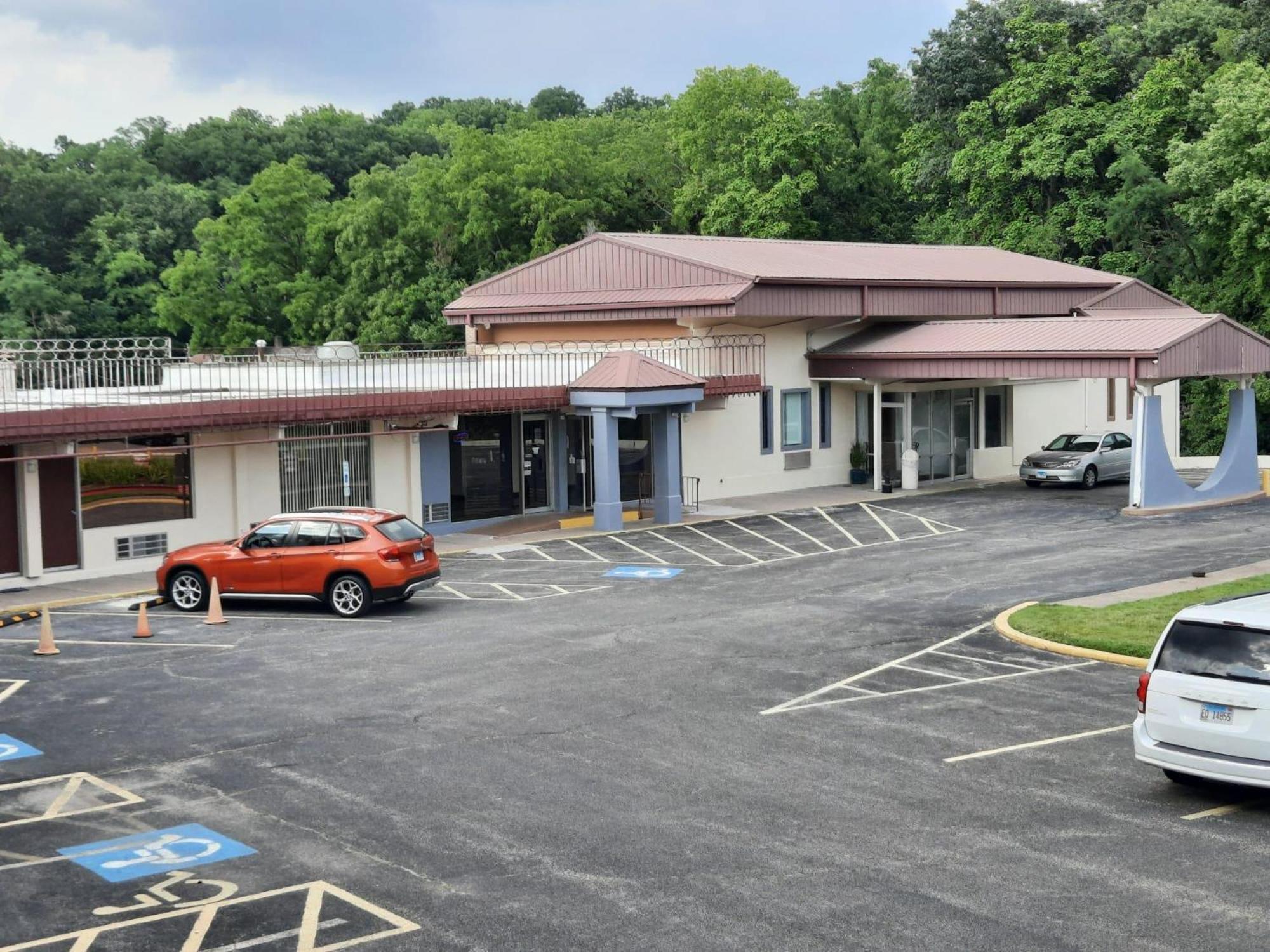 Americas Best Value Inn Moline Exterior photo