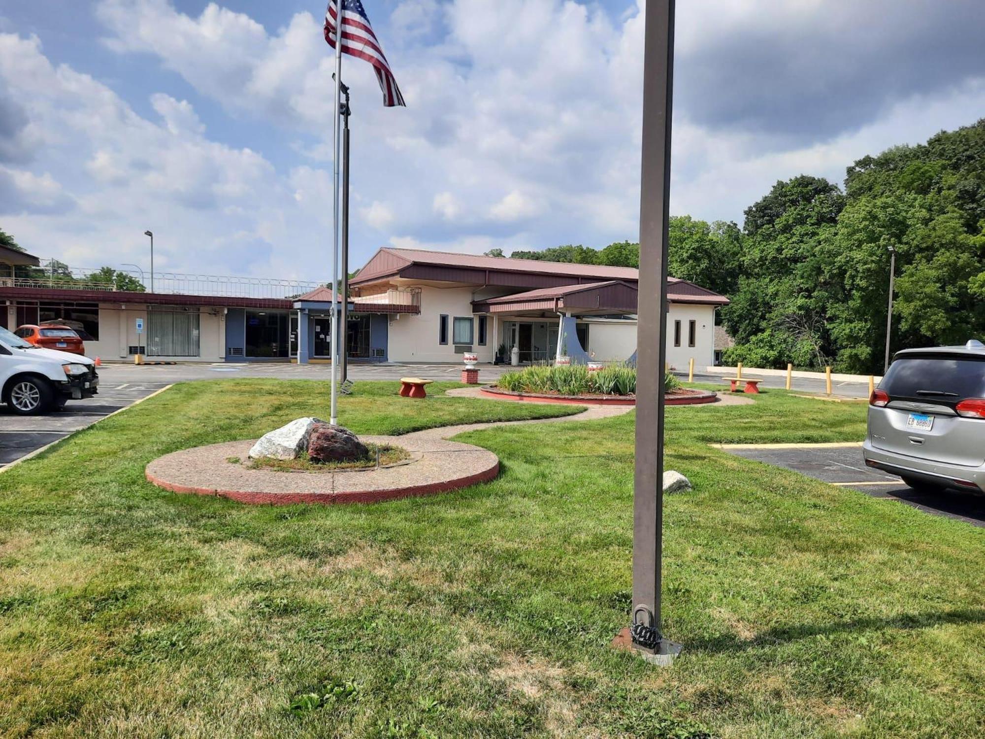 Americas Best Value Inn Moline Exterior photo