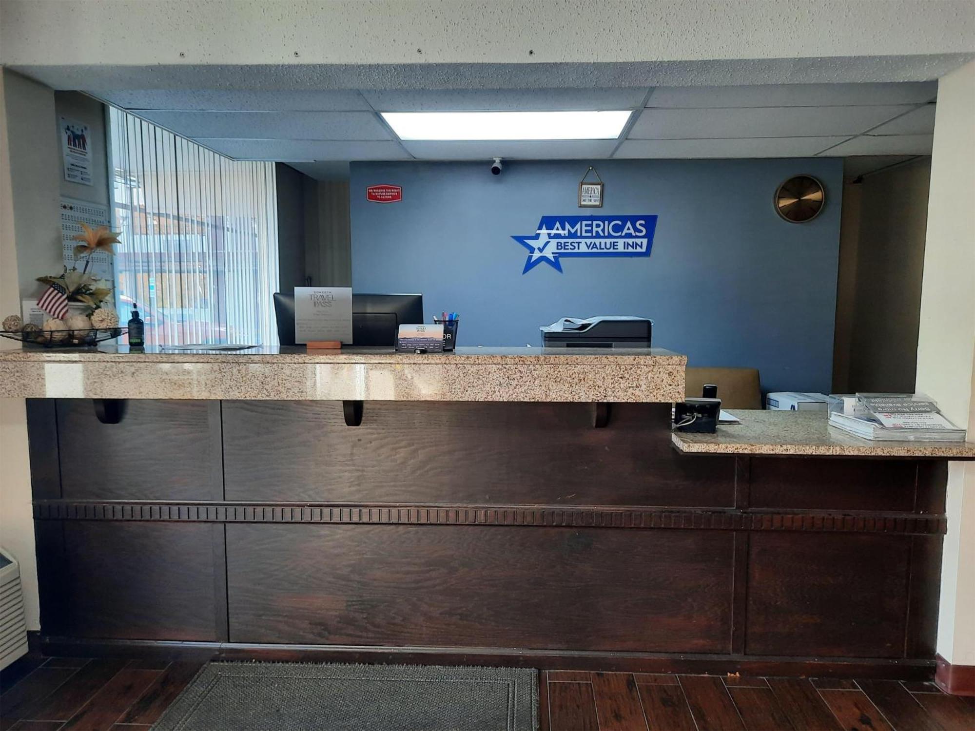 Americas Best Value Inn Moline Exterior photo