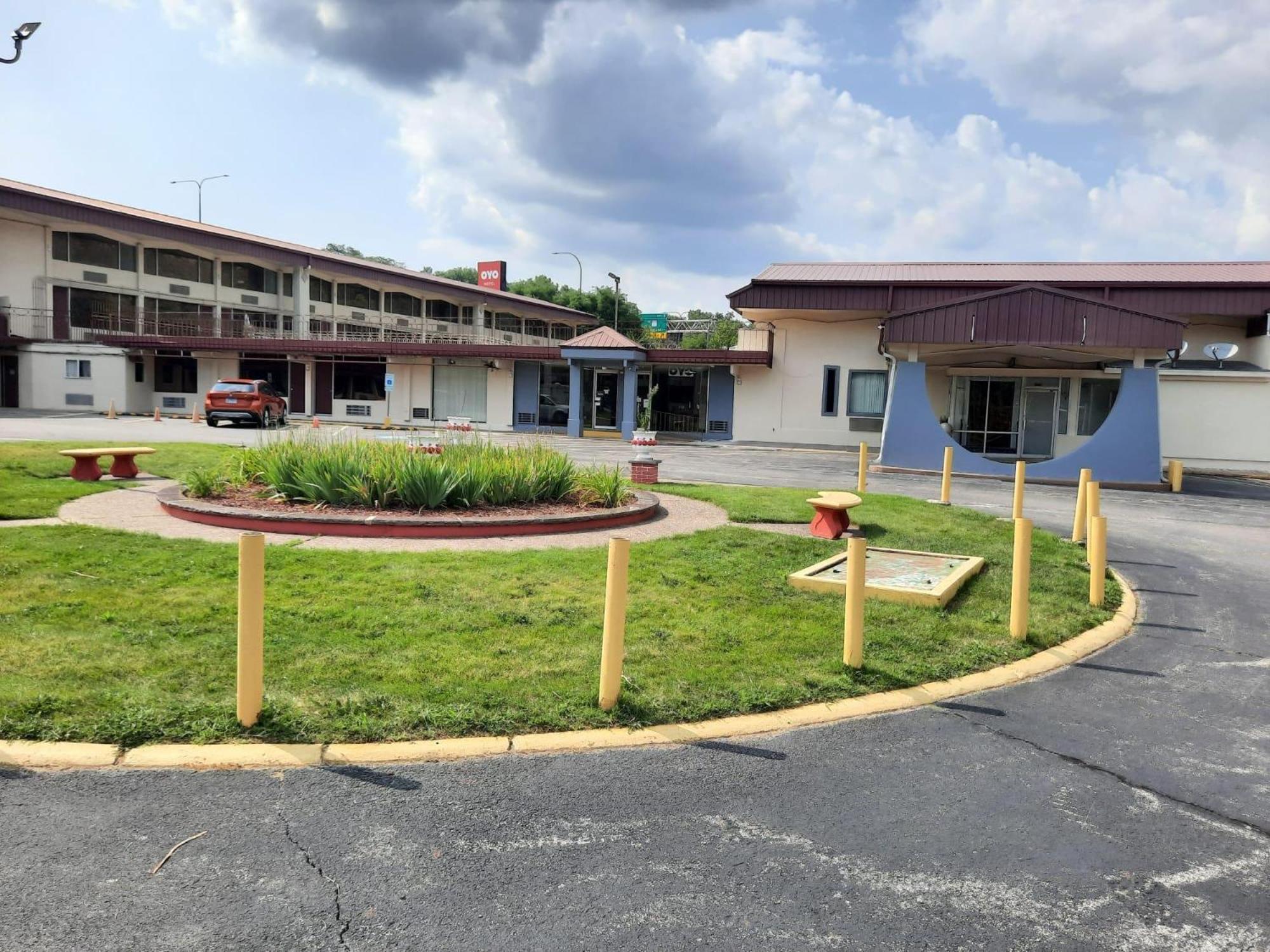 Americas Best Value Inn Moline Exterior photo
